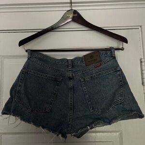 Wrangler denim shorts

Waist size 32

Excellent condition-no flaws